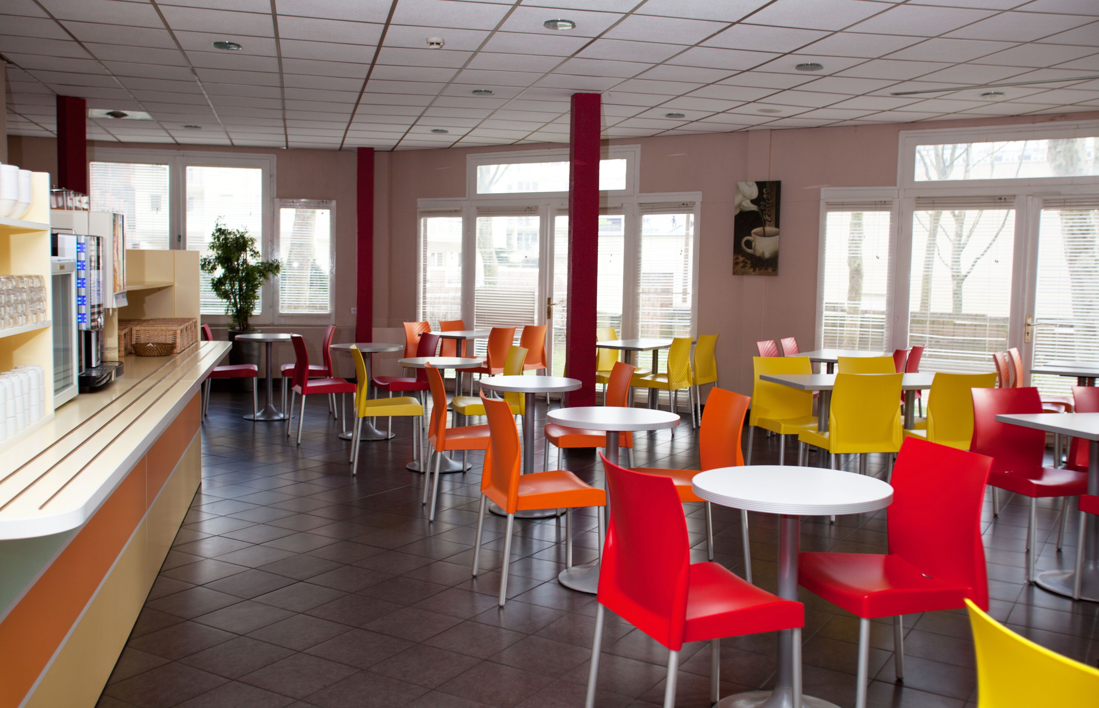 Petit déjeuner buffet (5.90 EUR par personne)