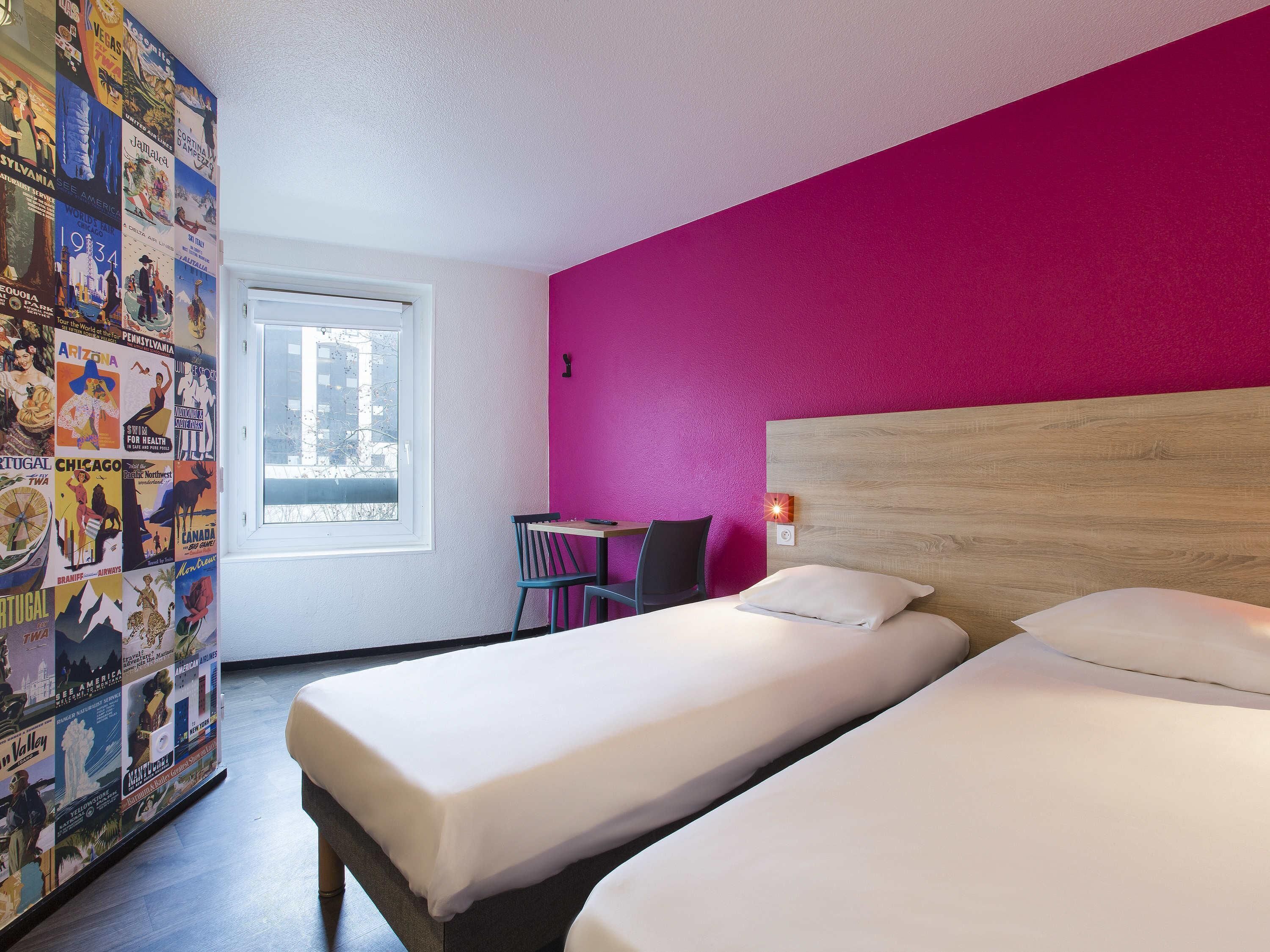 Cortinas blackout, cunas, wifi gratis y ropa de cama 