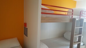 Habitació, 3 llits individuals, bany privat (Cabrio) | Escriptori, cortines opaques, bressols i wifi gratuïta