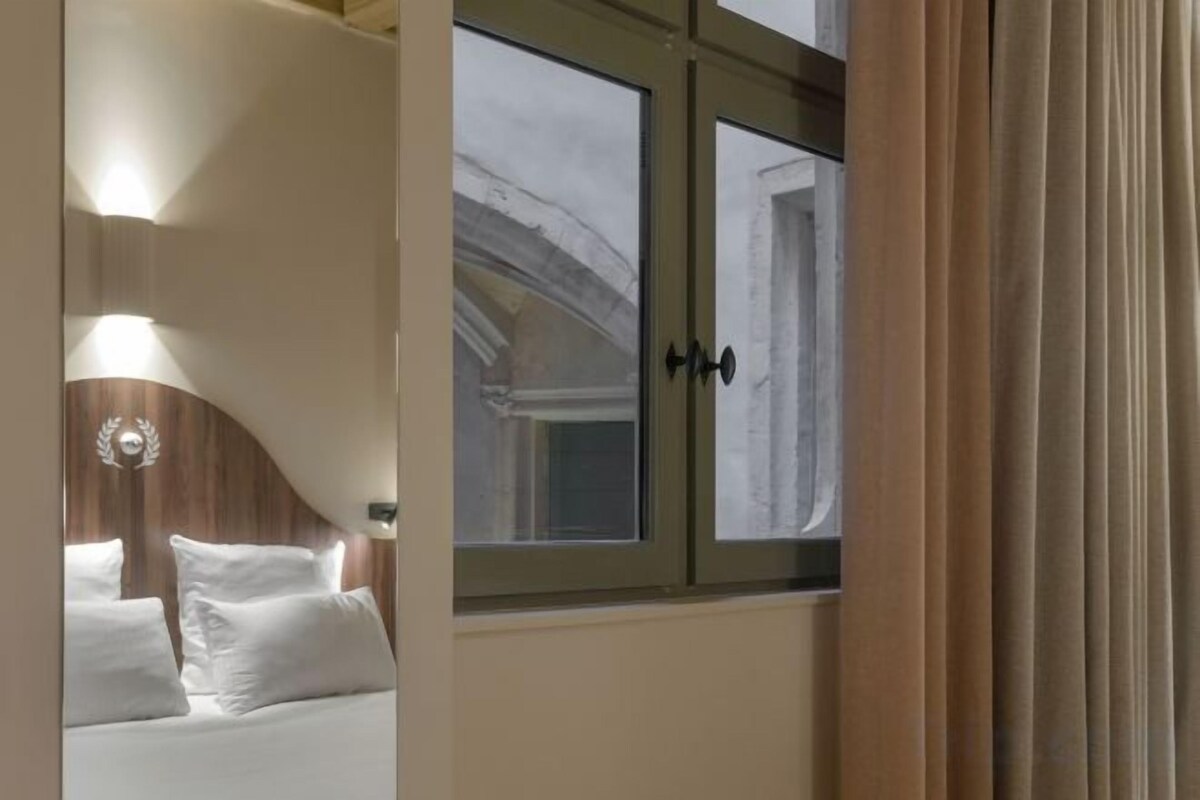 Ropa de cama de alta calidad, colchones con pillow-top y escritorio