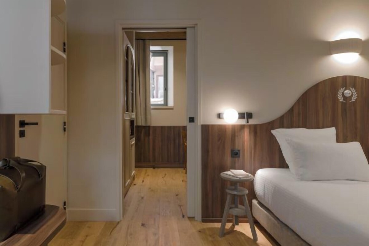 Ropa de cama de alta calidad, colchones con pillow-top y escritorio