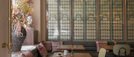 Daily full breakfast (EUR 21 per person)