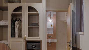Una habitación con techo de madera, un armario con espejo, un lavabo y un tablero de ajedrez sobre una mesa.