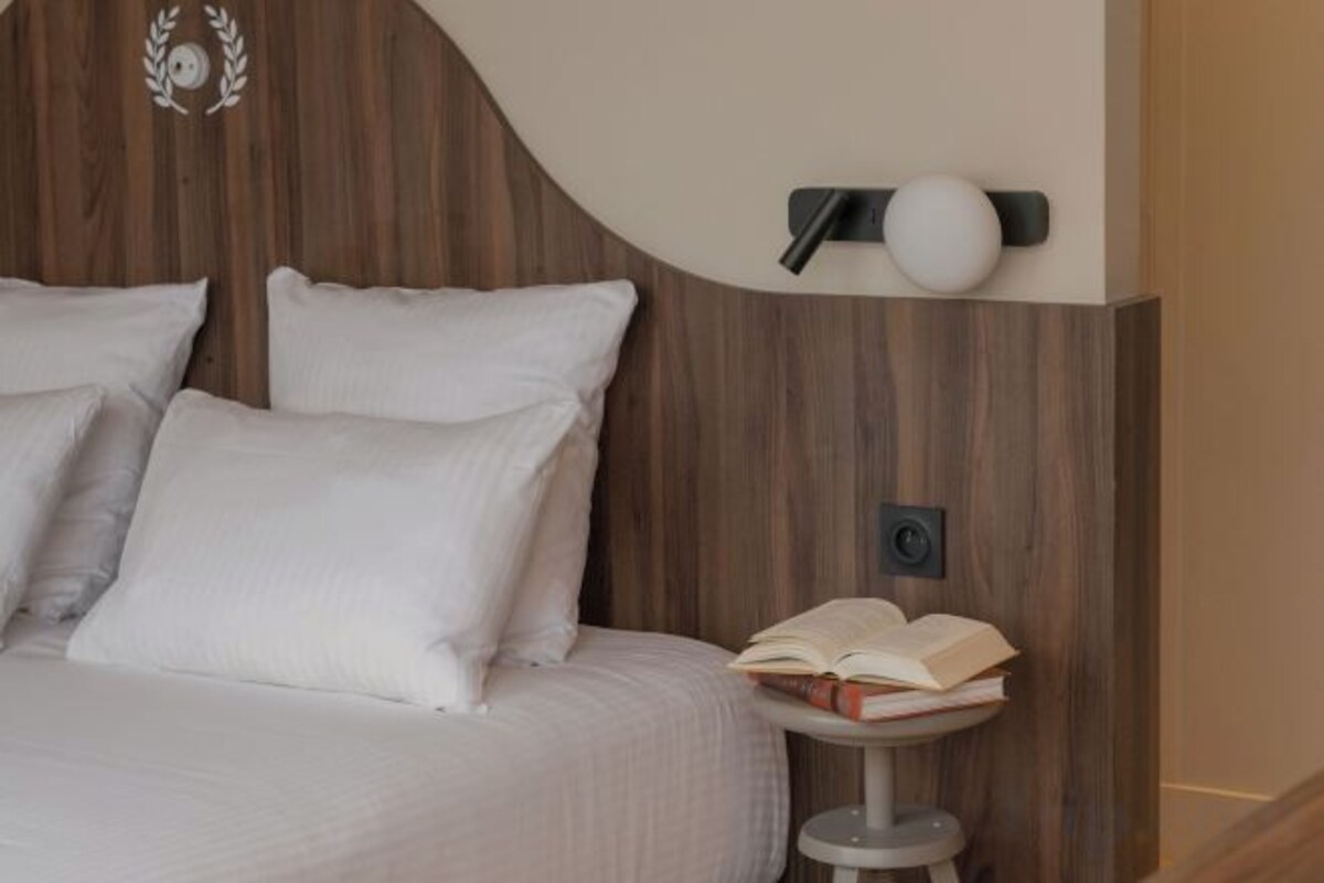 Ropa de cama de alta calidad, colchones con pillow-top y escritorio
