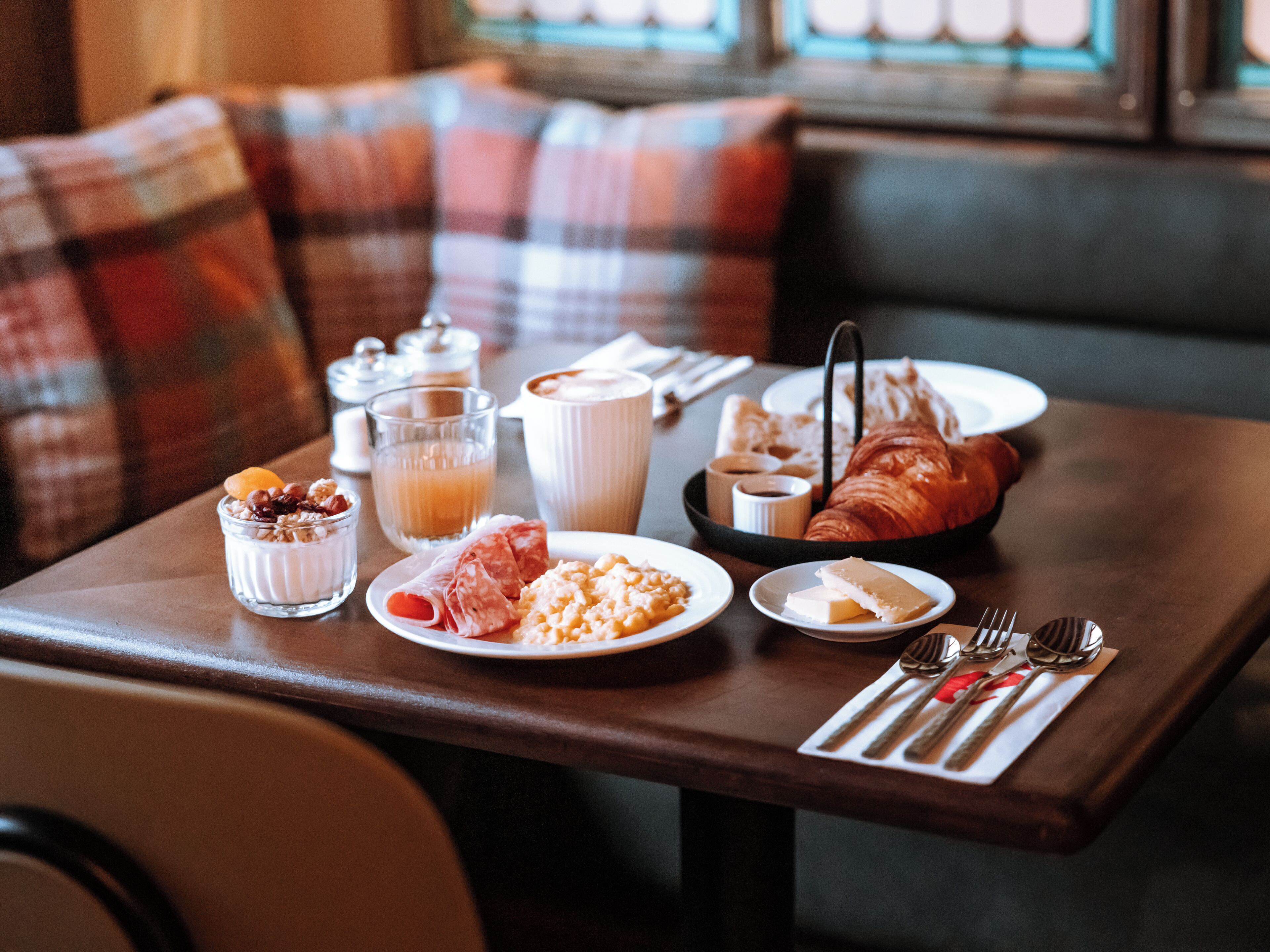 Daily full breakfast (EUR 21 per person)
