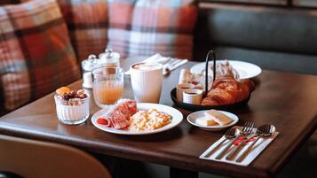 Daily full breakfast (EUR 21 per person)