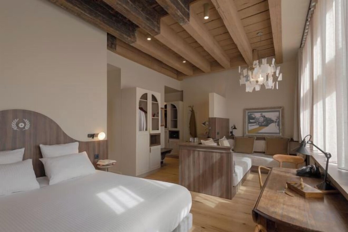 Premium bedding, pillowtop beds, desk, laptop workspace