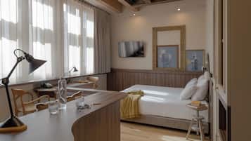 Suite Lumière | Premium bedding, pillow-top beds, individually decorated, desk