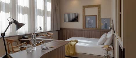 Suite Lumière | Premium bedding, pillowtop beds, individually decorated, desk