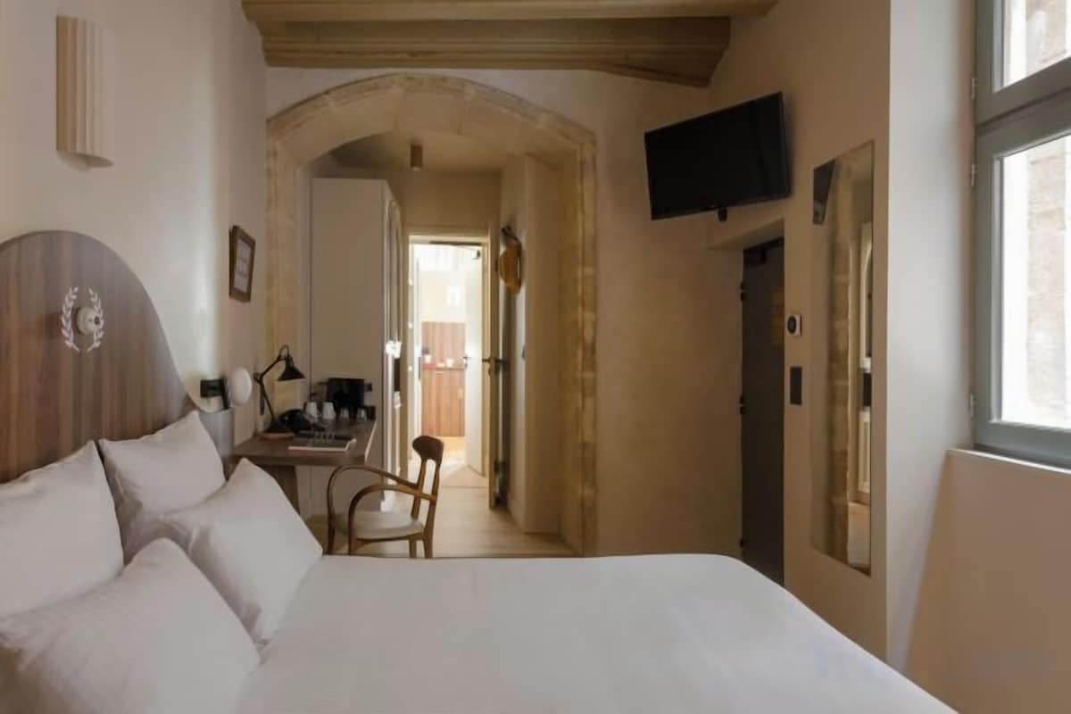 Ropa de cama de alta calidad, colchones con pillow-top y escritorio