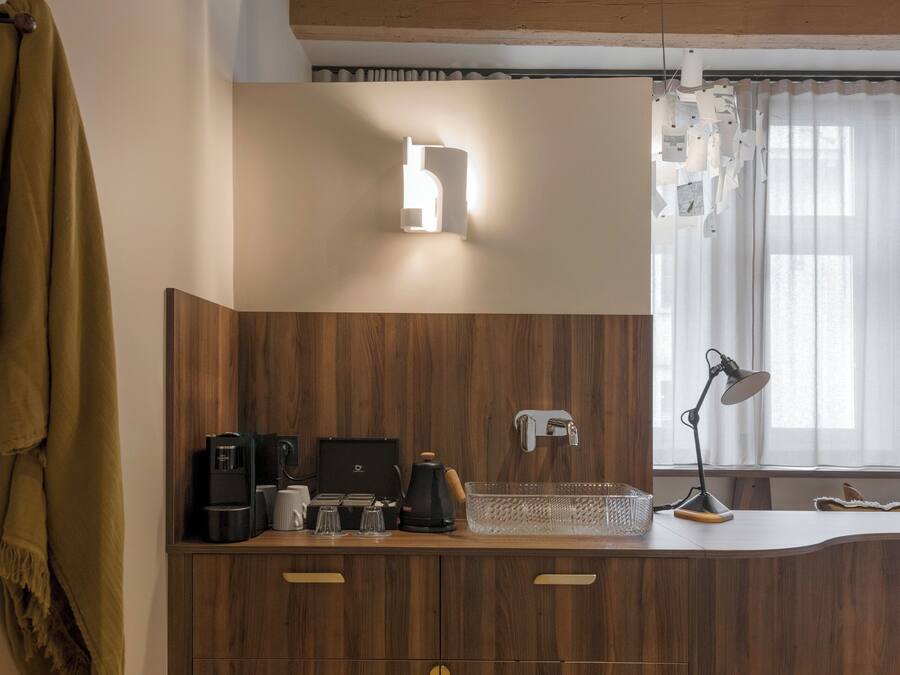 Una cocina de madera con una cafetera, un hervidor y otro hervidor en la encimera.