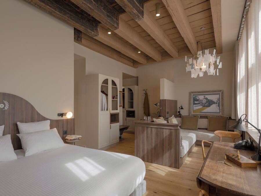 Suite Lumière | Living area | 42-inch flat-screen TV with digital channels