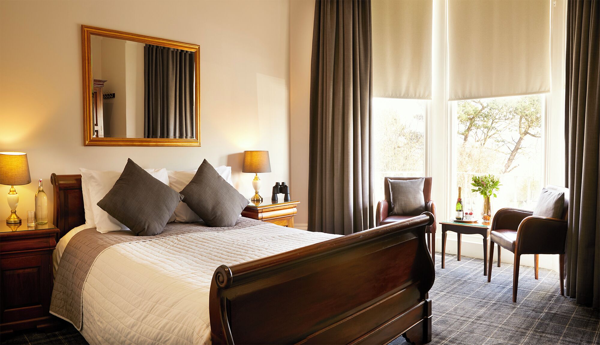 Habitación doble superior, 1 cama de matrimonio, vistas al mar | Ropa de cama hipoalergénica, caja fuerte, decoración individual