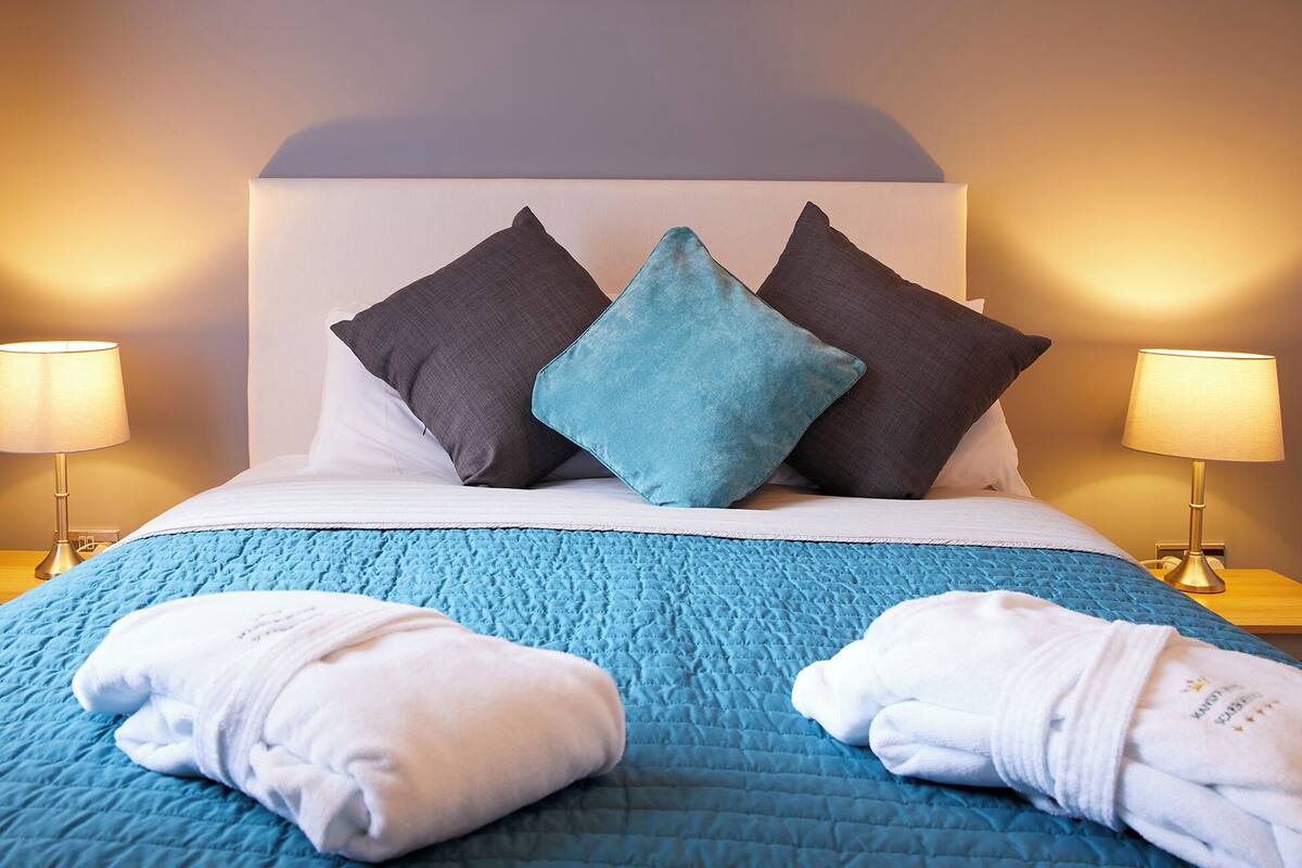 Luxury Apartment, 2 Bedrooms, Sea View | Hypo-allergenic bedding available, in-room safe, blackout drapes