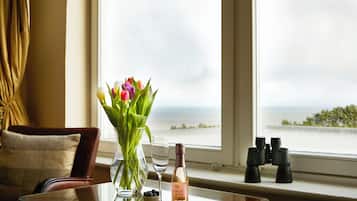 Superior dubbelrum - 1 queensize-säng - havsutsikt | Allergitestade sängkläder och värdeförvaringsskåp på rummet