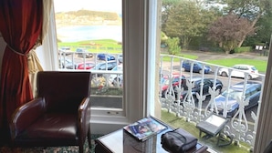 Une chambre avec vue sur un parking et sur un plan d’eau.