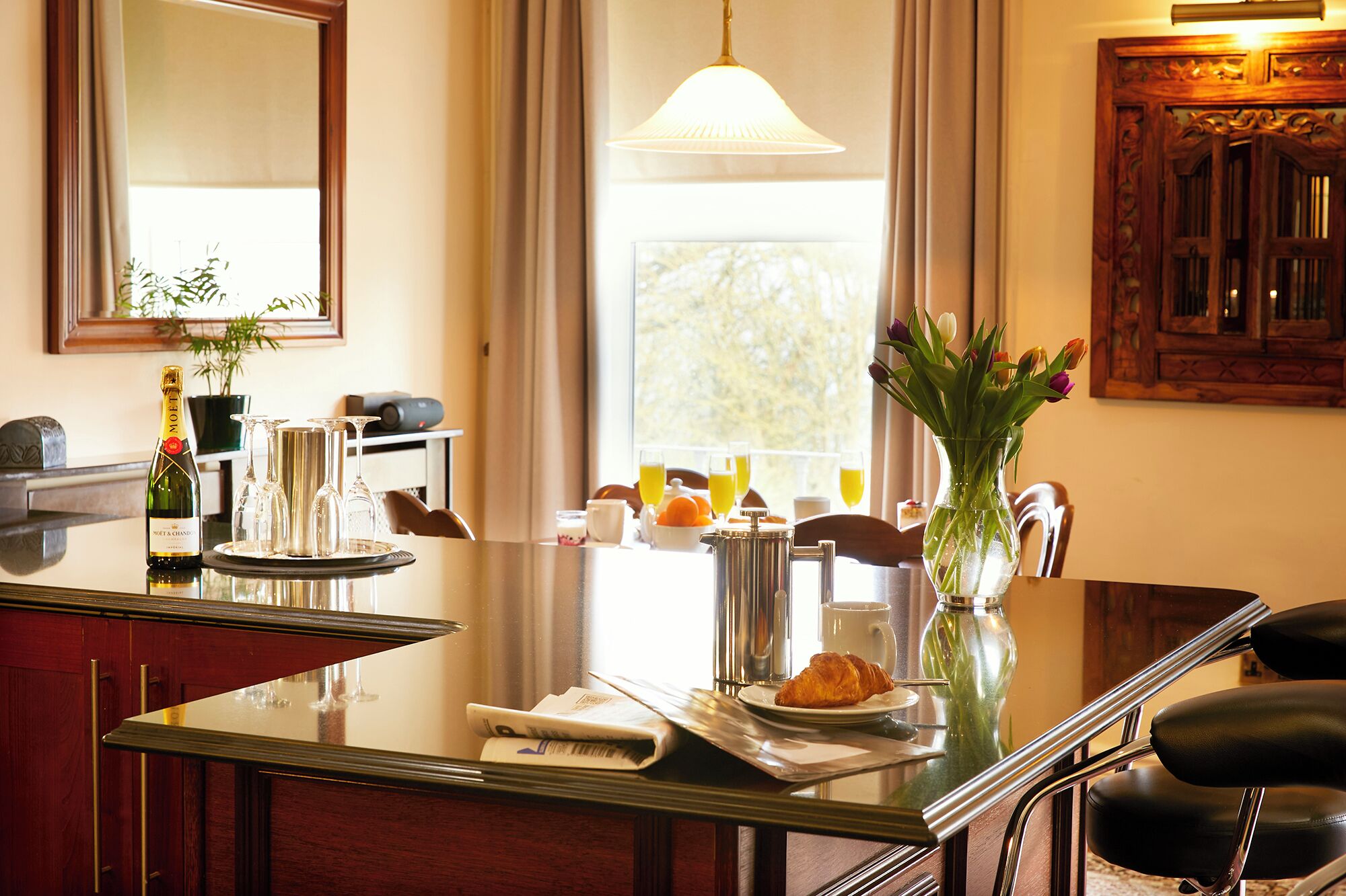 Apartamento de lujo, 2 habitaciones, vistas al mar | Zona de estar | Una televisión LCD, un reproductor de DVD