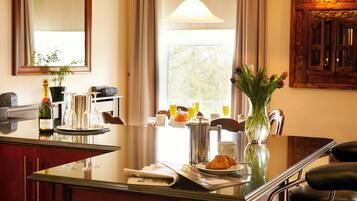 Apartamento de lujo, 2 habitaciones, vistas al mar | Zona de estar | Una televisión LCD, un reproductor de DVD