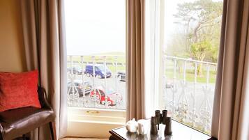 Luxury Apartment, 2 Bedrooms, Sea View | Living area
