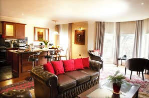 Luxury Apartment, 2 Bedrooms, Sea View | Living area