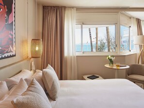 Suite junior, 1 cama doble, vistas al mar | Ropa de cama de alta calidad, caja fuerte, escritorio