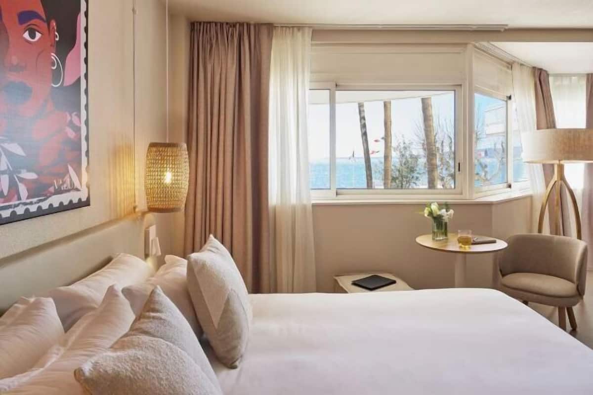 Ropa de cama de alta calidad y caja de seguridad en la habitación