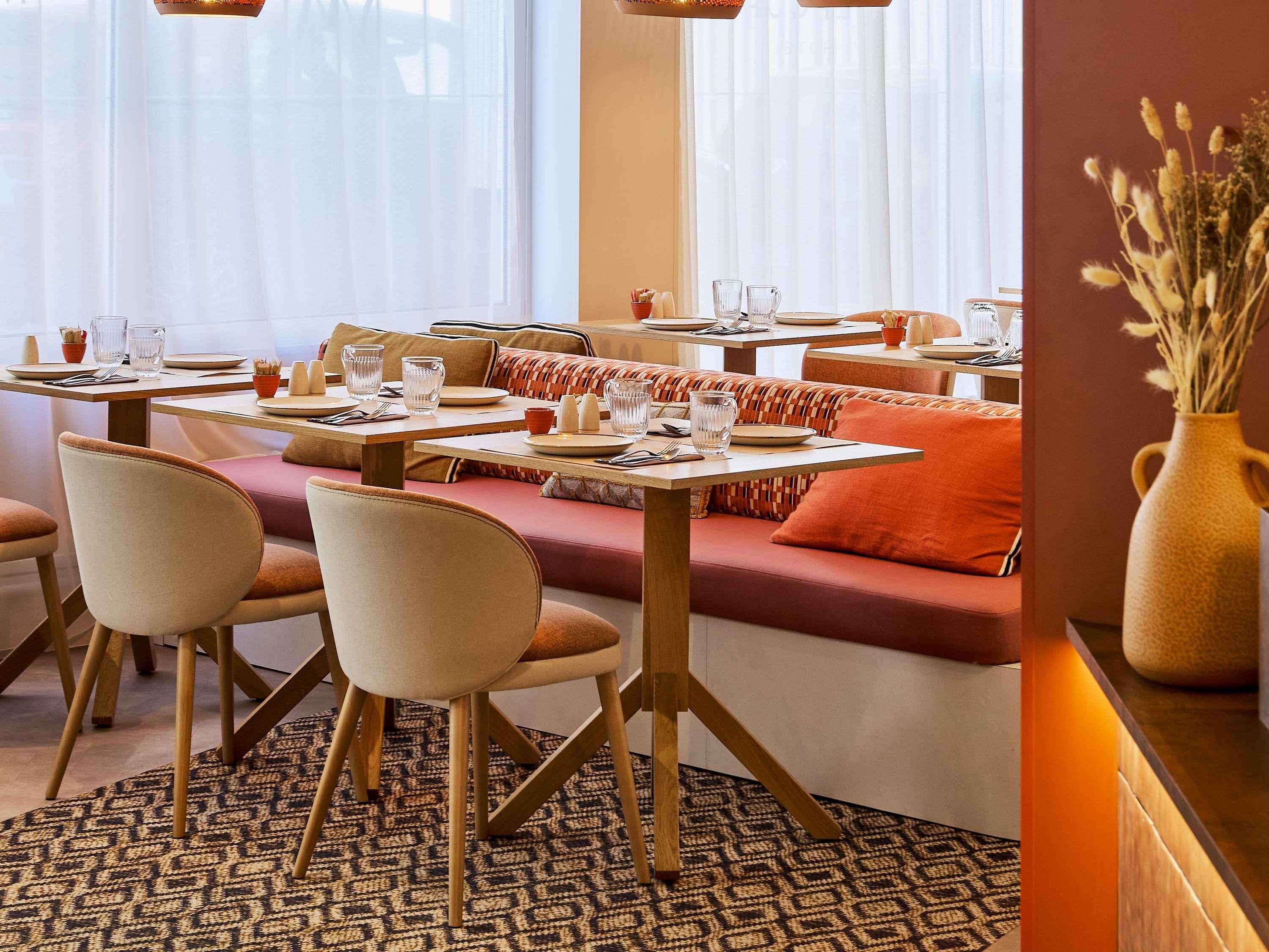 Desayuno continental diario (EUR 20 por persona)