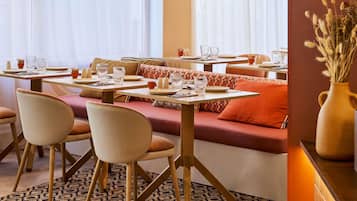 Desayuno continental diario (EUR 19.50 por persona)