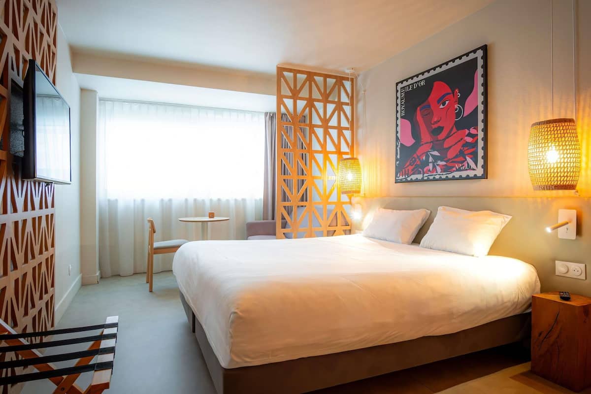 Premium bedding, in-room safe, desk, laptop workspace