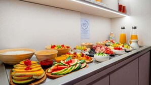Un buffet proposant une variété de plats et de boissons.