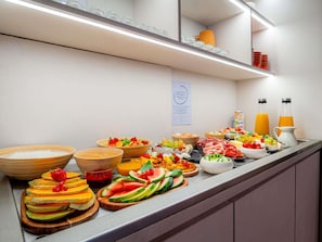 Daily continental breakfast for a fee - Mercure Saint Raphael Centre Plage (Saint-Raphael)
