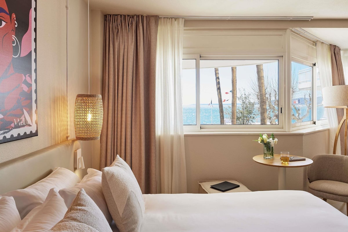 Junior Suite, 1 Double Bed, Sea View | Premium bedding, in-room safe, desk, laptop workspace