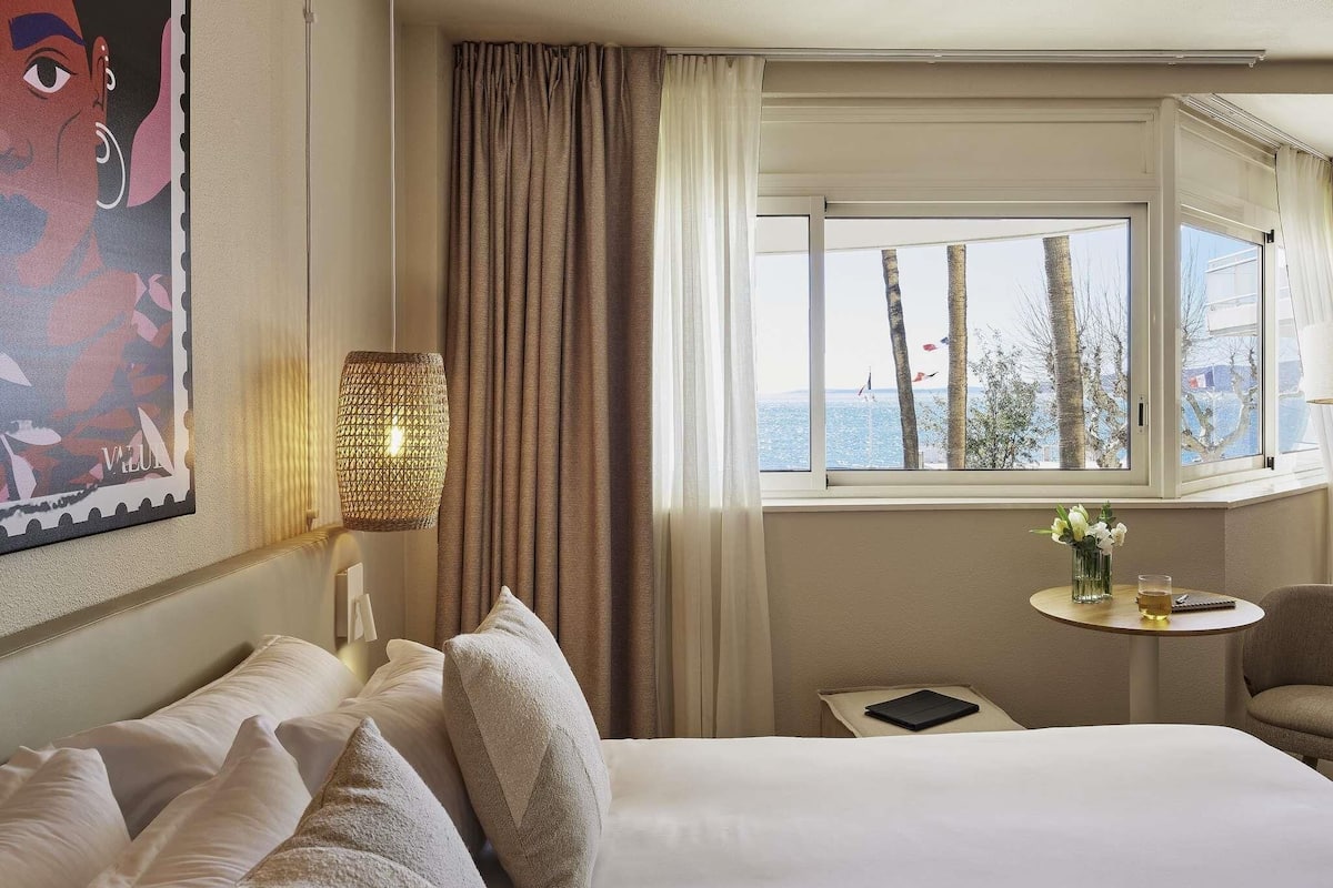 Classic Room, 1 Double Bed, Sea View | Premium bedding, in-room safe, desk, laptop workspace