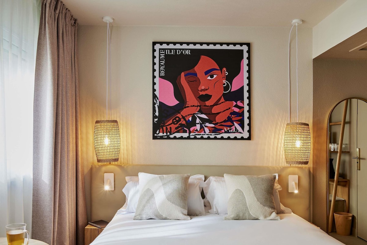 Premium bedding, in-room safe, desk, laptop workspace