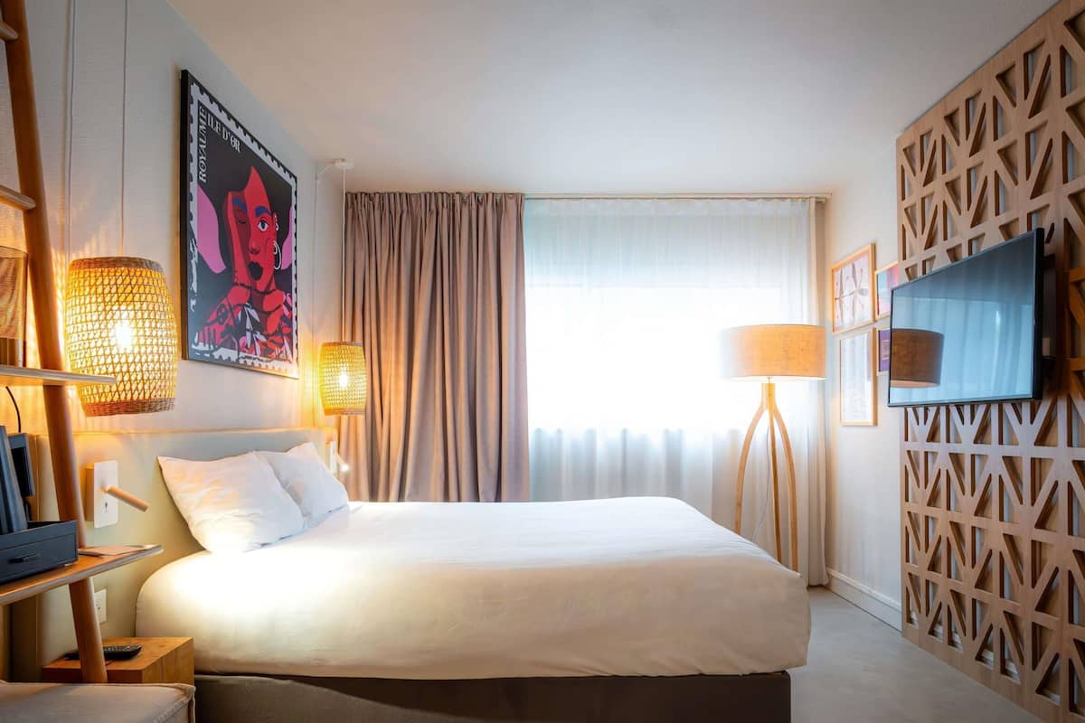Premium bedding, in-room safe, desk, laptop workspace