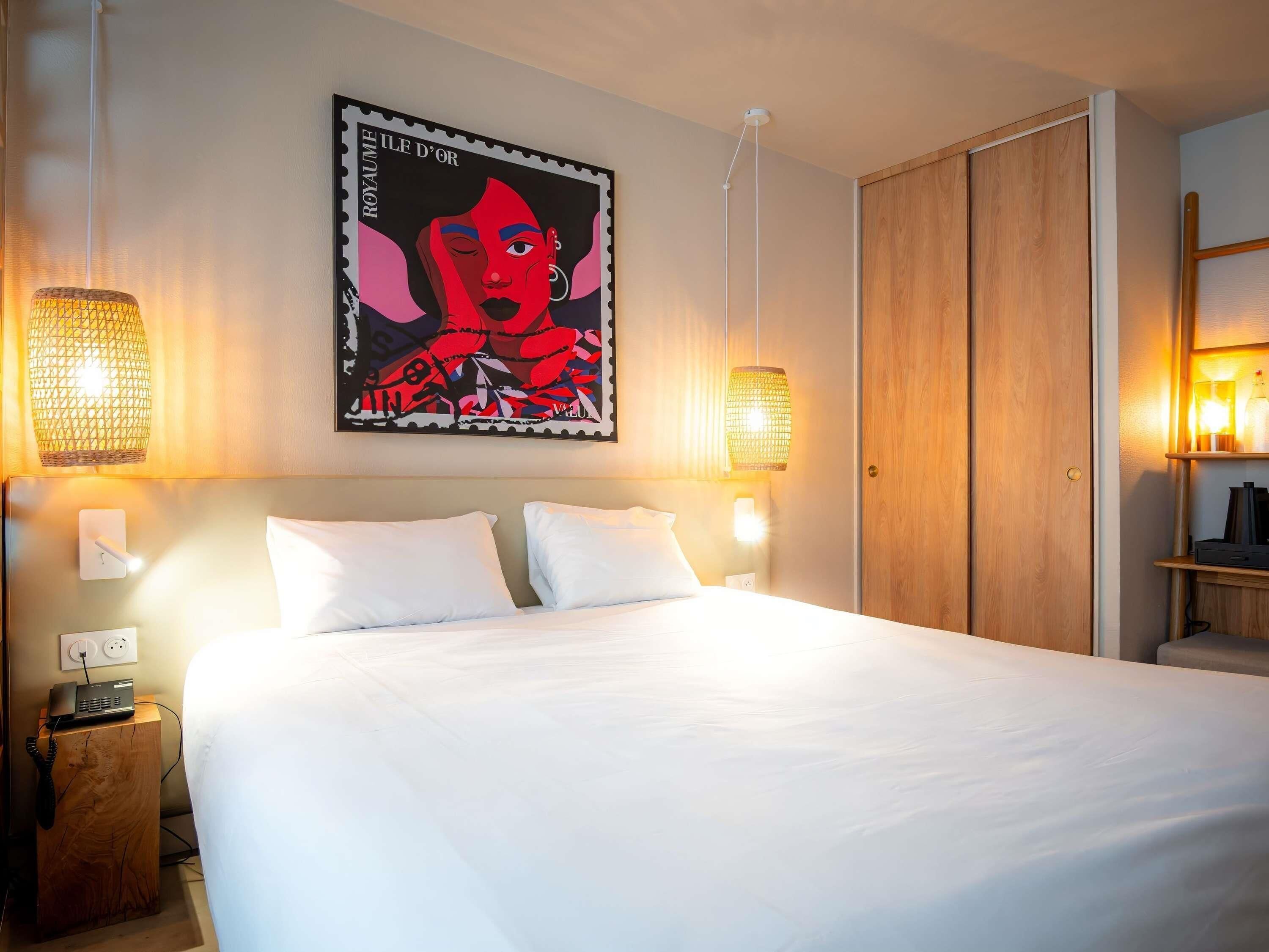 Premium bedding, in-room safe, desk, laptop workspace