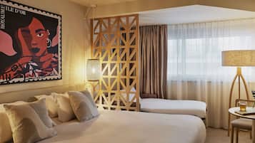 Habitación clásica, varias camas, vistas a la ciudad | Ropa de cama de alta calidad, caja fuerte, escritorio