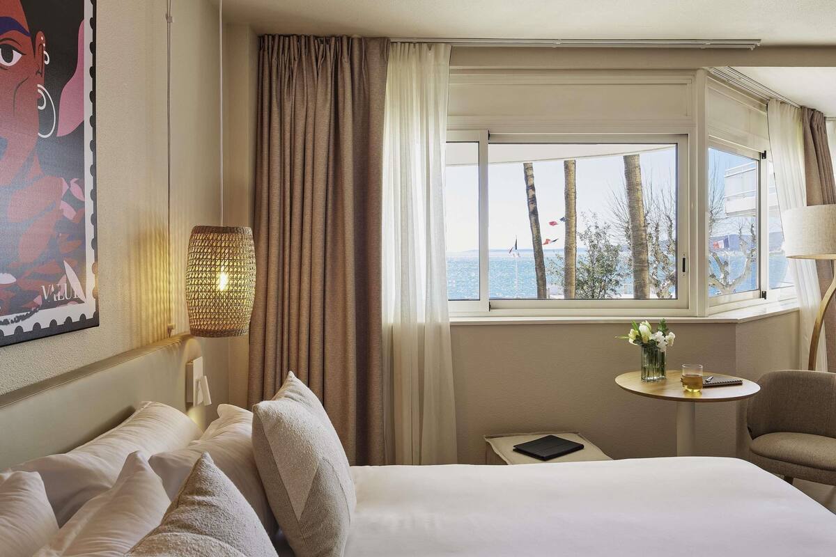 Classic Room, 1 Double Bed, Sea View | Premium bedding, in-room safe, desk, laptop workspace