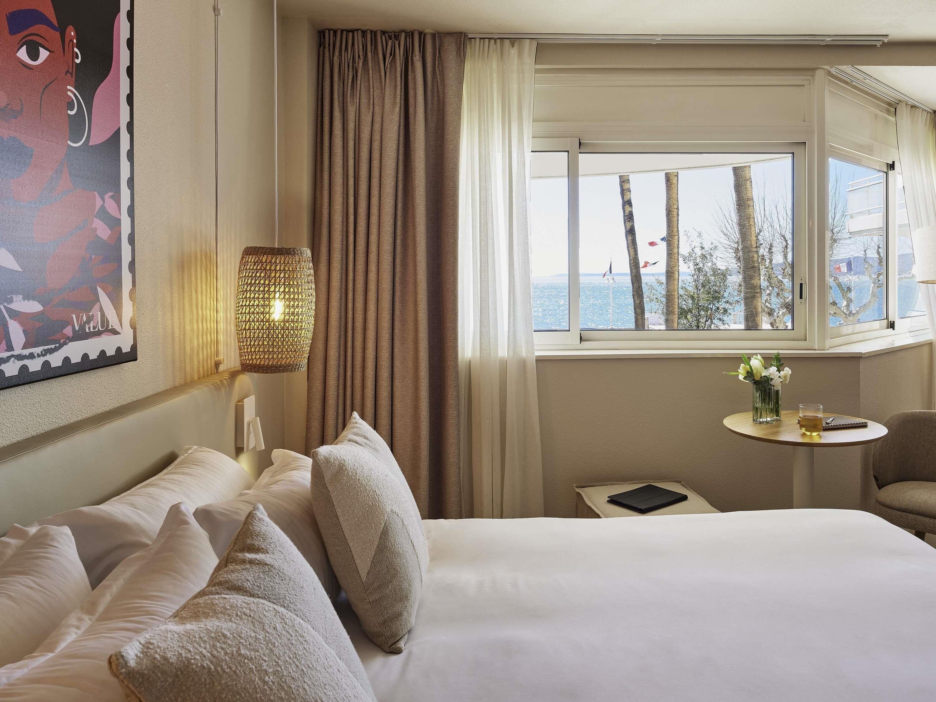 Ropa de cama de alta calidad y caja de seguridad en la habitación 