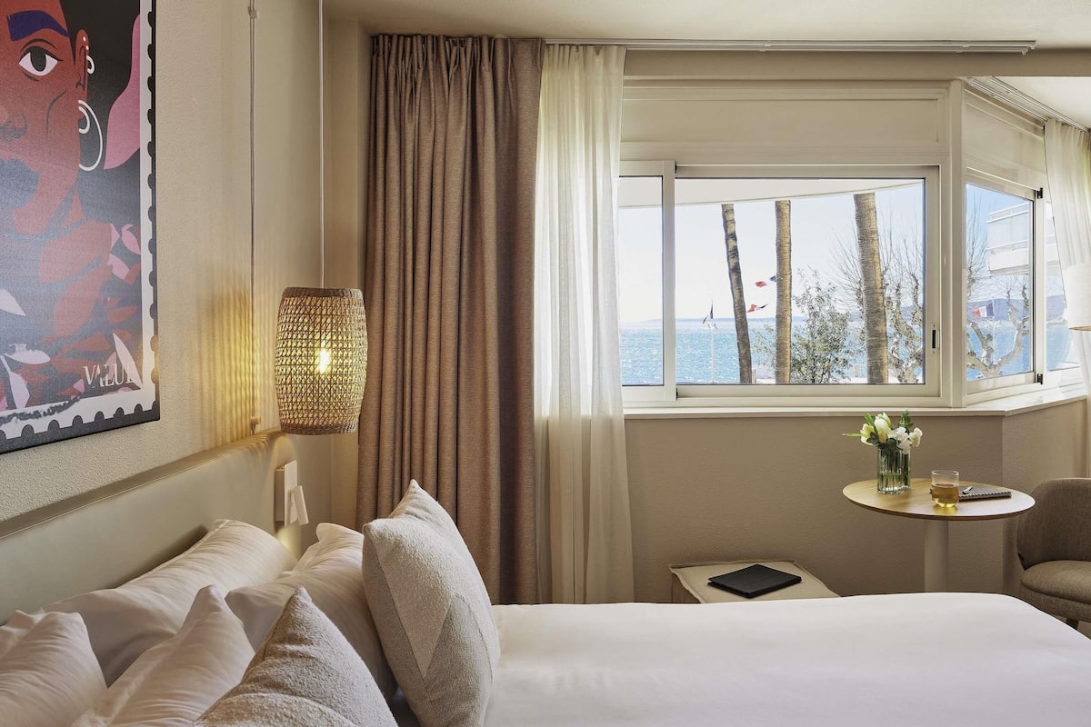 Rom – classic, 1 dobbeltseng, sjøutsikt | Sengetøy av topp kvalitet, safe på rommet og skrivebord