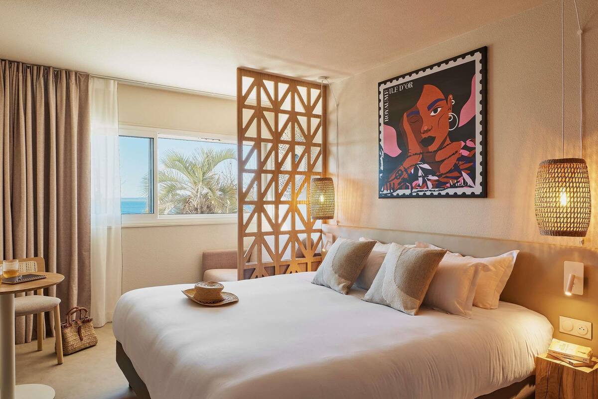 Premium bedding, in-room safe, desk, laptop workspace