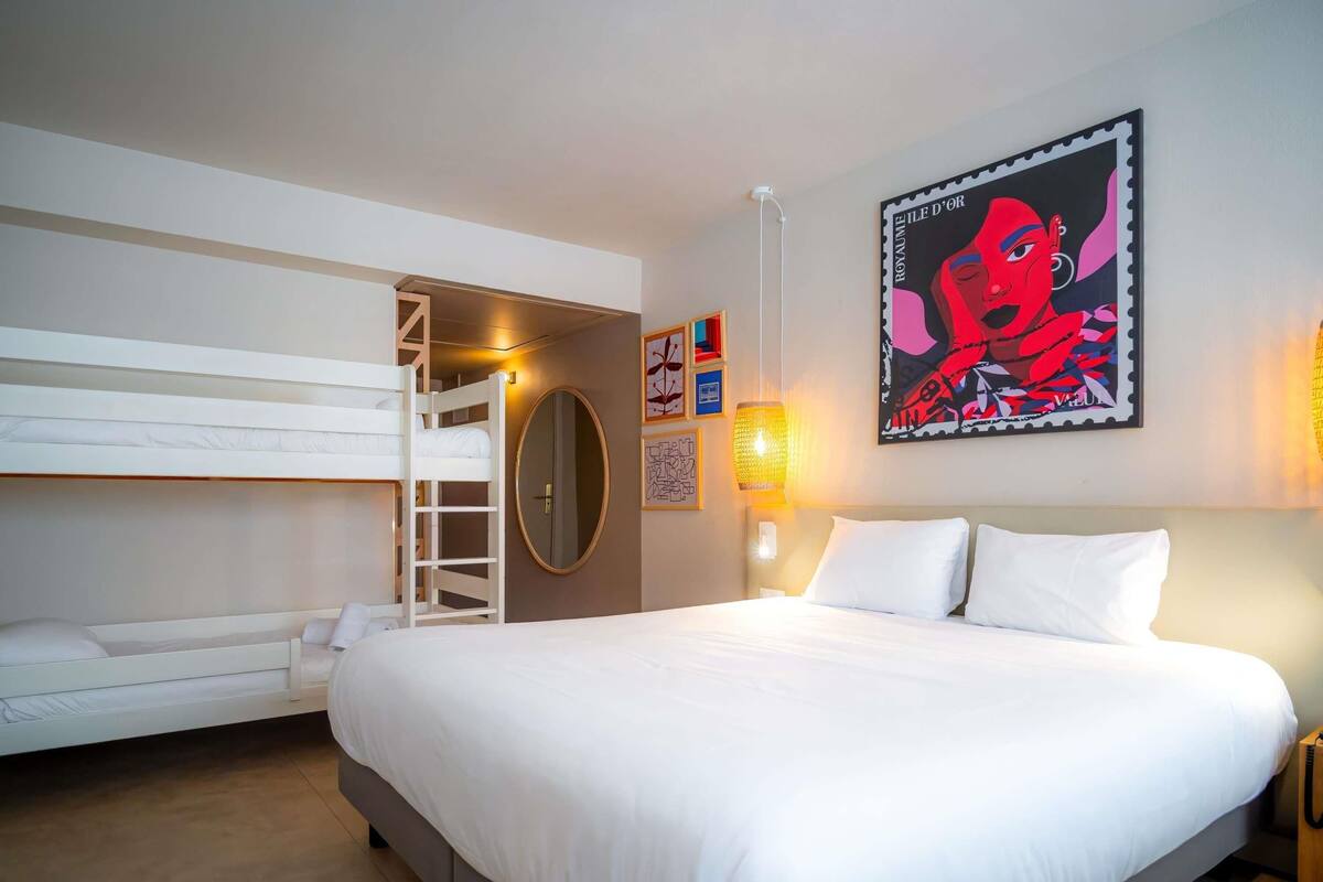 Family Room, Multiple Beds, City View