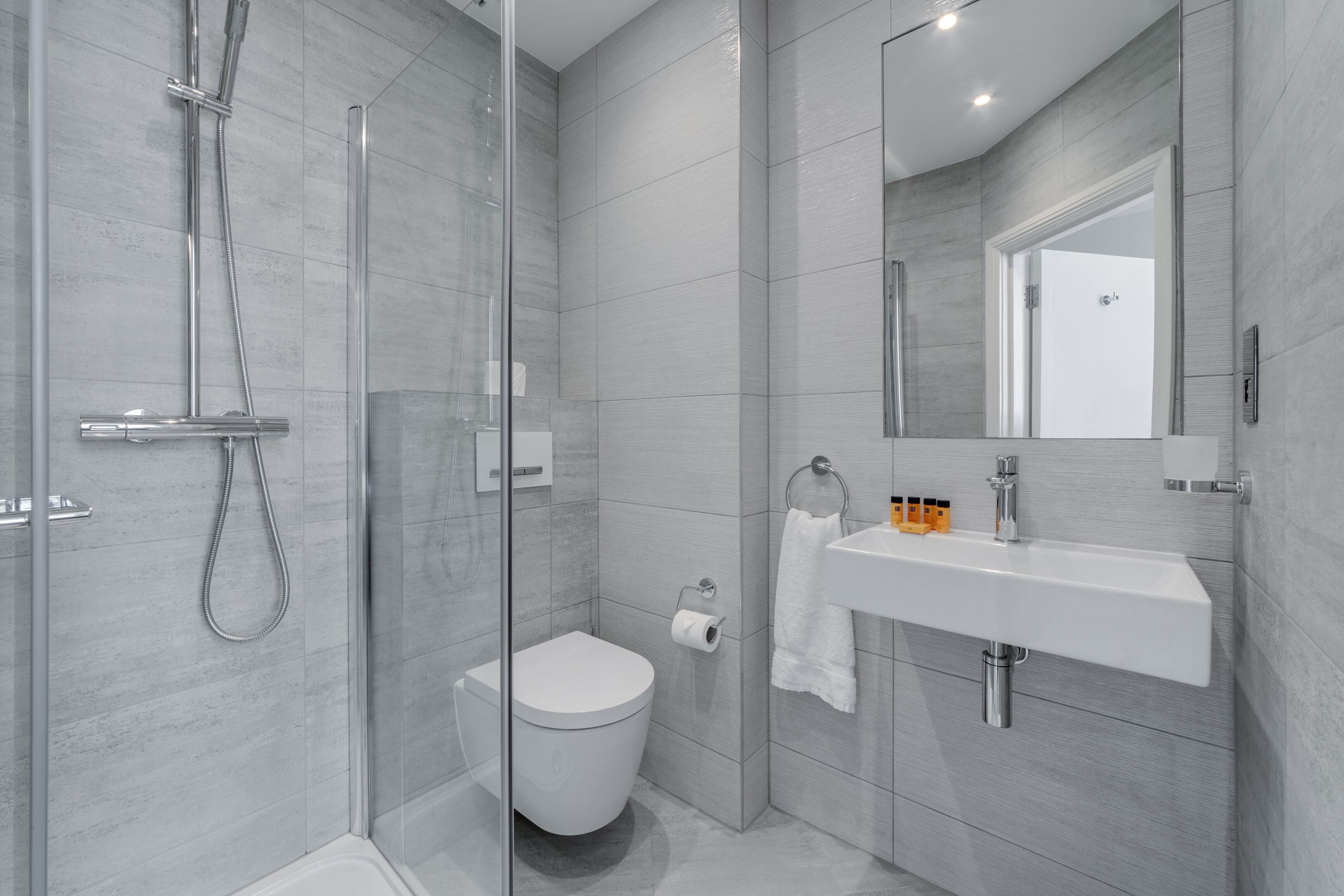 Dusj, designertoalettartikler, hårføner og håndklær