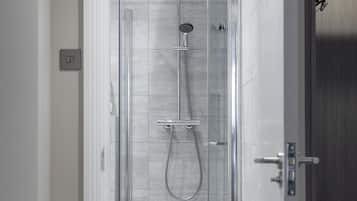 Habitación doble ejecutiva | Baño | Regadera, amenidades de baño de diseñador, secadora de cabello, toallas