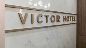 A marble wall with the text "VICTOR HOTEL" in gold letters. - Mornington Victor Hotel London Belgravia (London)
