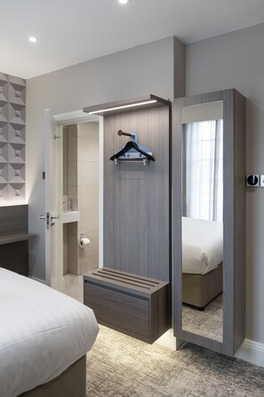 3 dormitorios, caja fuerte, escritorio y tabla de planchar con plancha