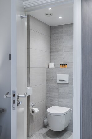 Habitación familiar | Baño | Ducha, artículos de higiene personal de diseño y secador de pelo