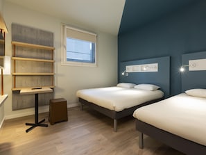 Escriptori, cortines opaques i habitacions insonoritzades