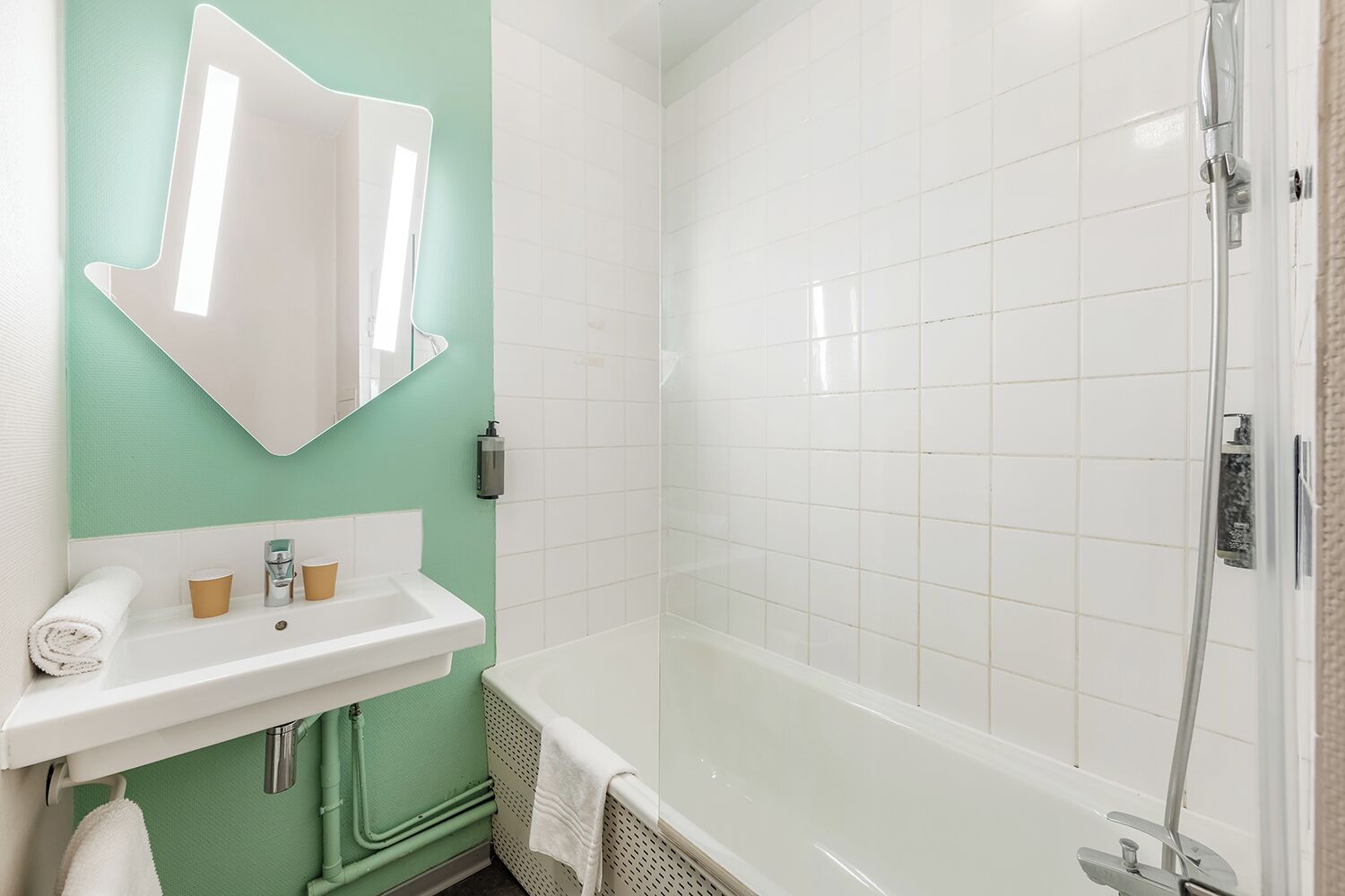 Een bad,  milieuvriendelijk toiletgerief, handdoeken, zeep