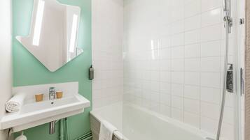 Een bad, milieuvriendelijk toiletgerief, handdoeken, zeep